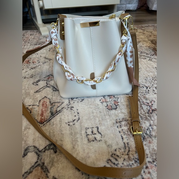 NWT Cream canvas cross body bucket bag. Never used - Picture 4 of 5